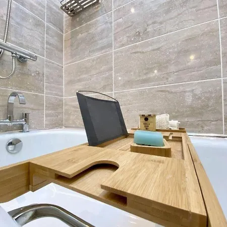 Chic Clifton - Inviting Decor & Outdoor Space Bristol