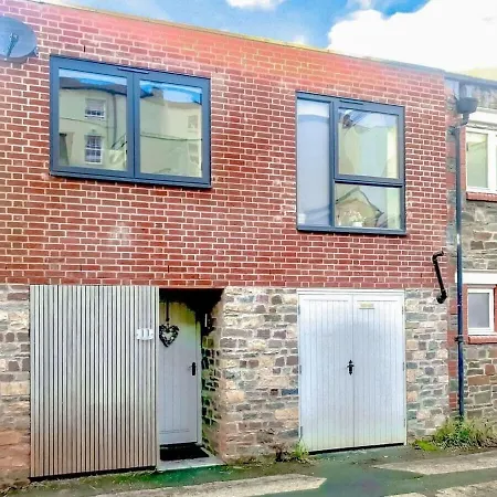 Chic Clifton - Inviting Decor & Outdoor Space Vakantiehuis
