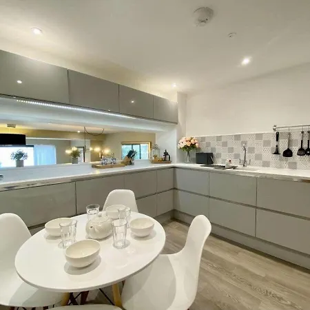 Nyaraló Chic Clifton - Inviting Decor & Outdoor Space *