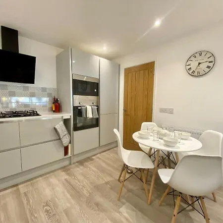 Дом отдыха Chic Clifton - Inviting Decor & Outdoor Space