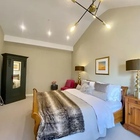 Vakantiehuis Chic Clifton - Inviting Decor & Outdoor Space