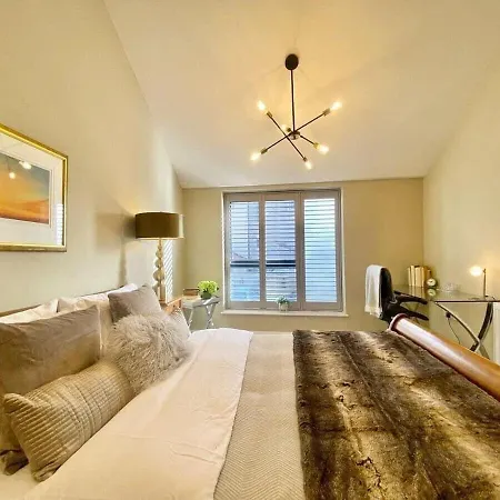 Chic Clifton - Inviting Decor & Outdoor Space בית נופש *